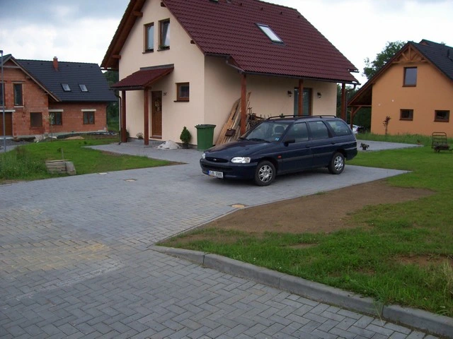 pokládka dlažby na parkovací stání Polnička